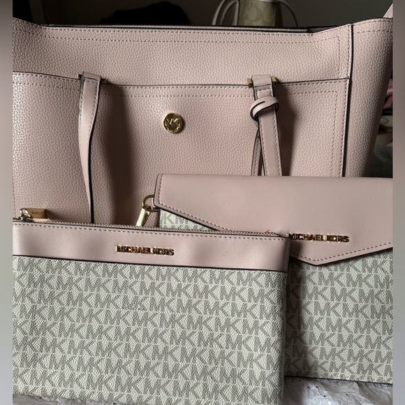 Baby pink Michael kors tote set - Picture 2 of 10